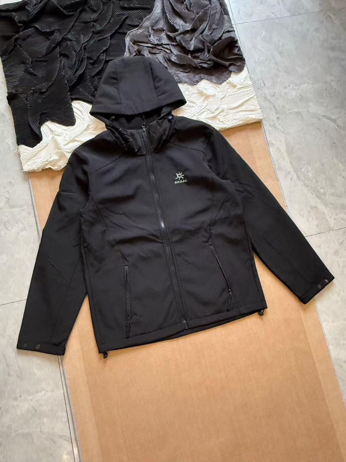 Keile Stone Soft Shell Hooded Small Label Embroidered Windbreaker For Men And Women Couples Outdoor Sports Casual Jacket_mkmklike.com