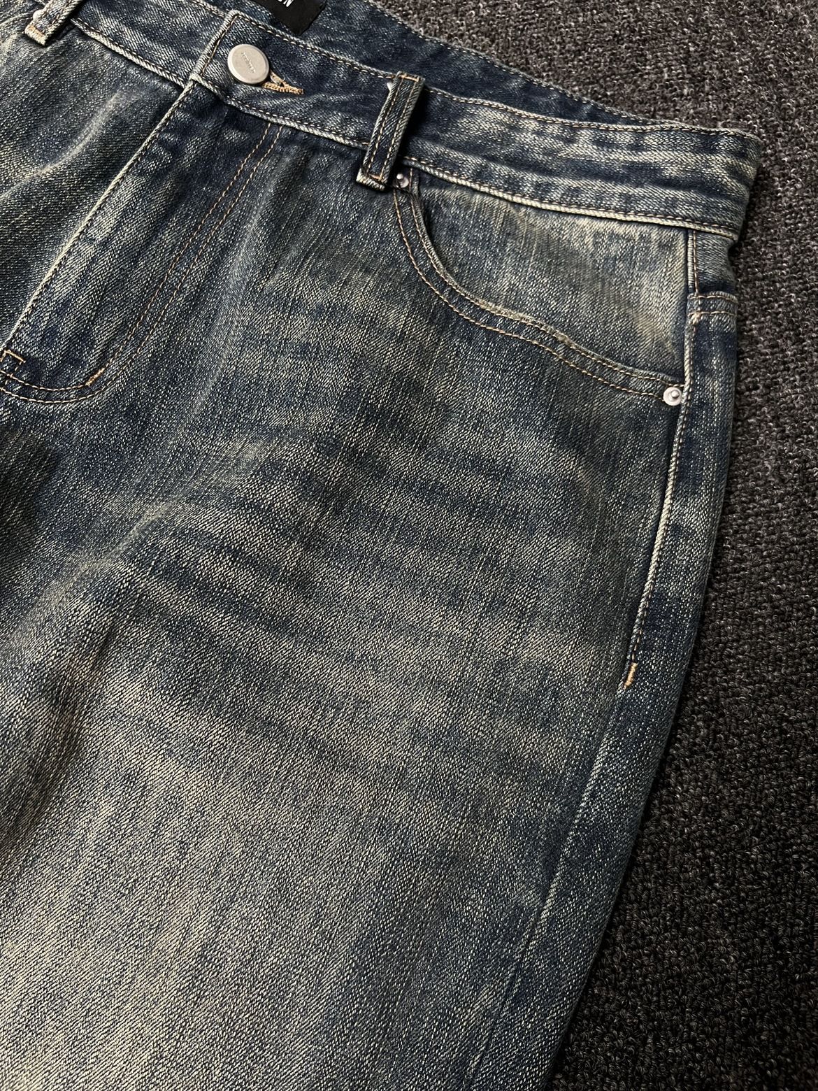 Sunset Smudge Washed Old Leg Trim Slightly Pulled Loose Jeans_mkmklike.com