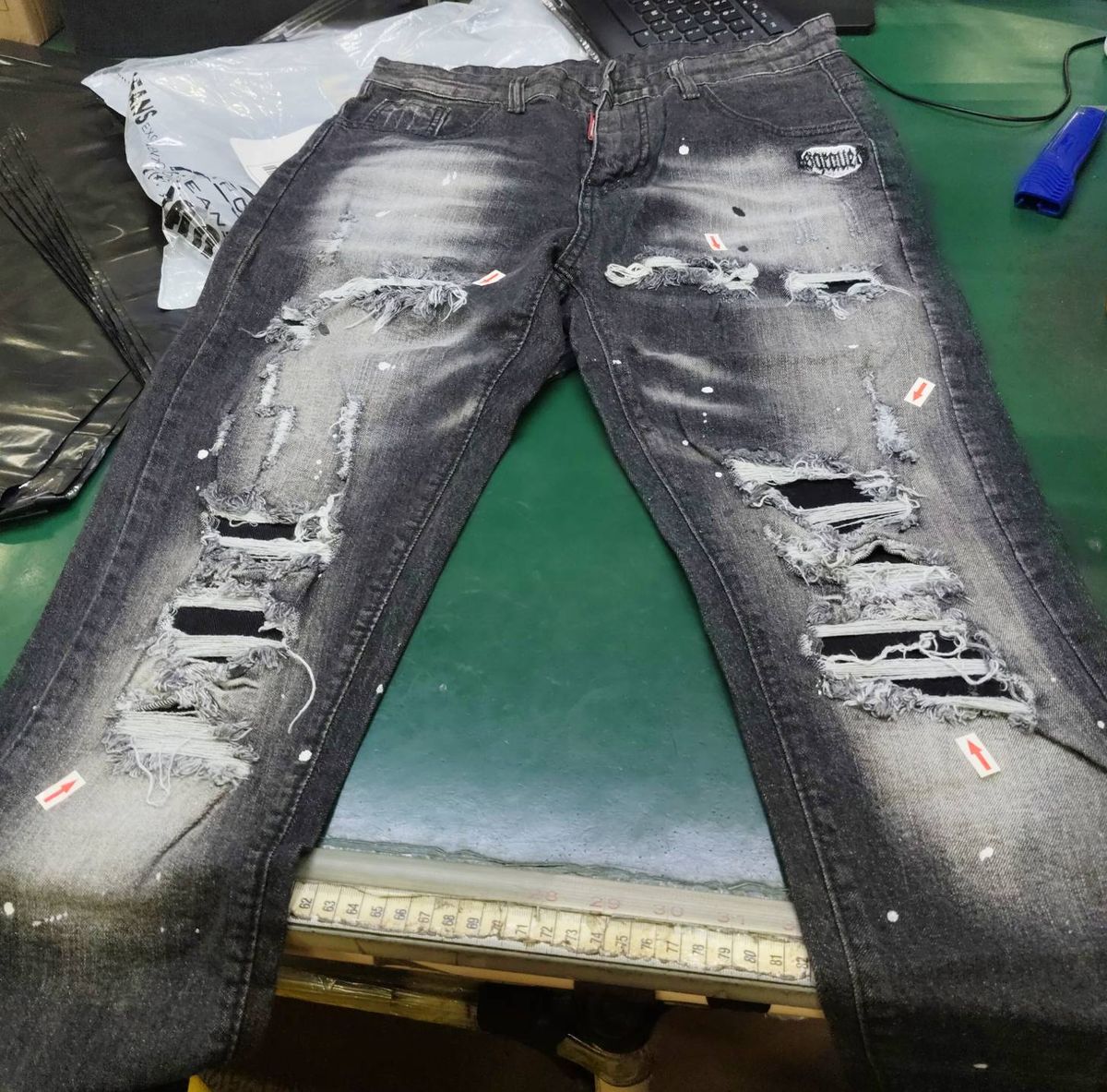 Men's Black And Gray Washed Stretch Slim Jeans Graffiti Paint Scratched Patches American Fashion New_mkmklike.com