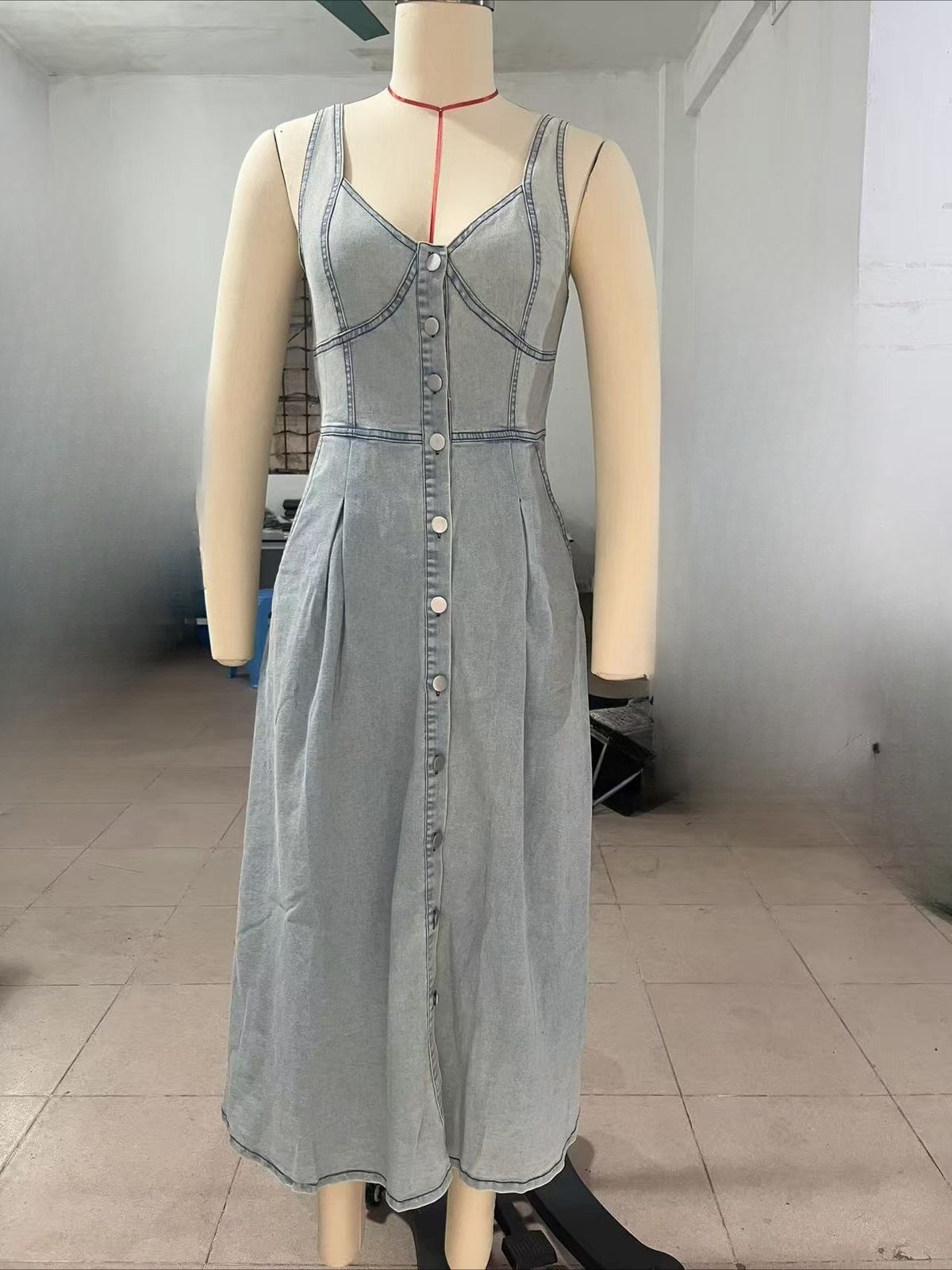 K Women's Denim Distressed Shoulder Strap Single Row Button Mid Length Dress_mkmklike.com