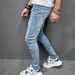 2025 Neue Stil Männer Personalisierte Zerrissene Einfarbig Dünne Jeans Stretch Little Foot Streetwear Motorrad Denim Hosen Männlich_mkmklike.com