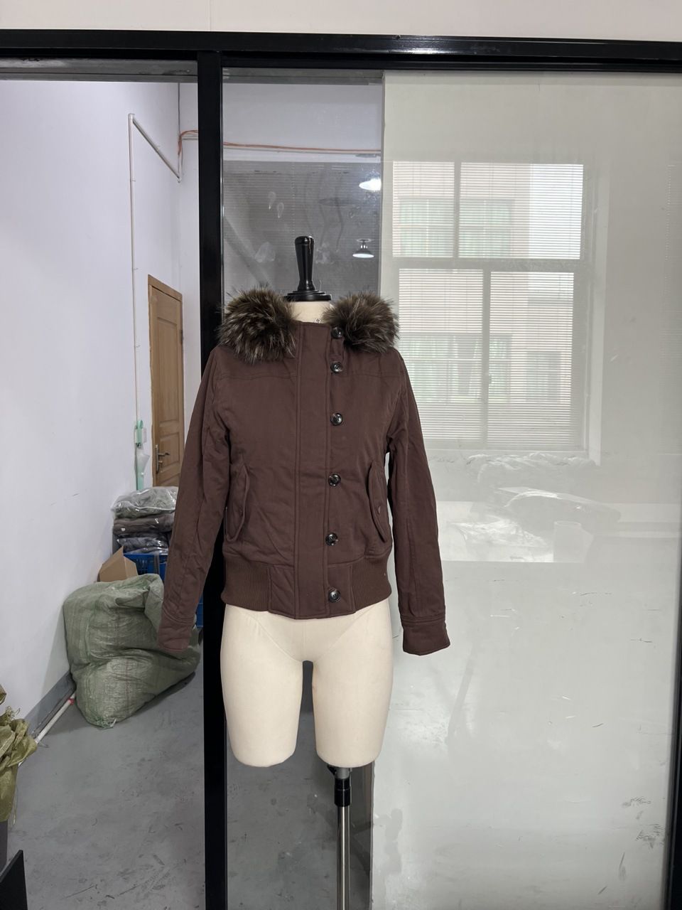 Women's Denim Jacket With Detachable Faux Fur Hood, Short Cropped Bomber Style Coat For Winter & Fall (Blue/Brown, S-L)_mkmklike.com