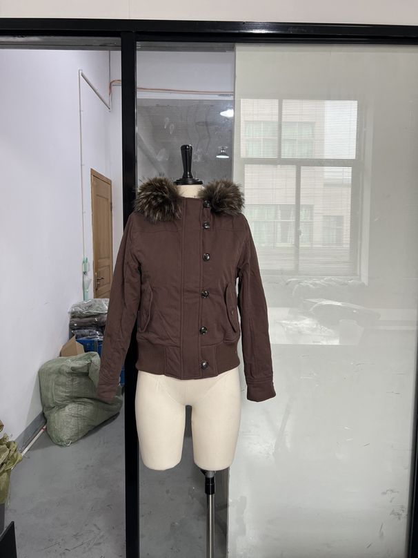 Women's Denim Jacket With Detachable Faux Fur Hood, Short Cropped Bomber Style Coat For Winter & Fall (Blue/Brown, S-L)_mkmklike.com