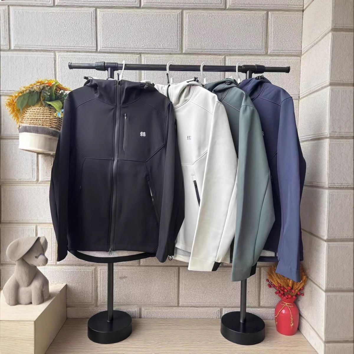 2025 Autumn Winter New Unisex Windproof Rainproof Fleece-Lined Soft Shell Hooded Jacket Sports Casual Outerwear_mkmklike.com