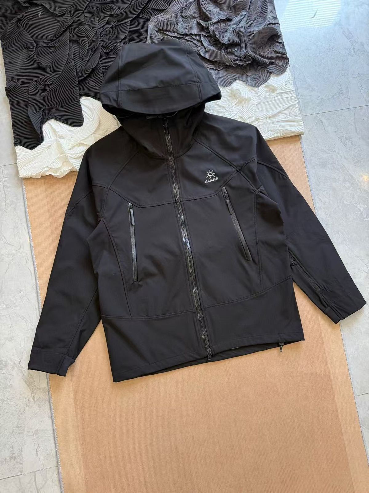 KAILAS Autumn New Soft Shell Hooded Embroidered Jacket Sports Casual Fashion Coat Top_mkmklike.com