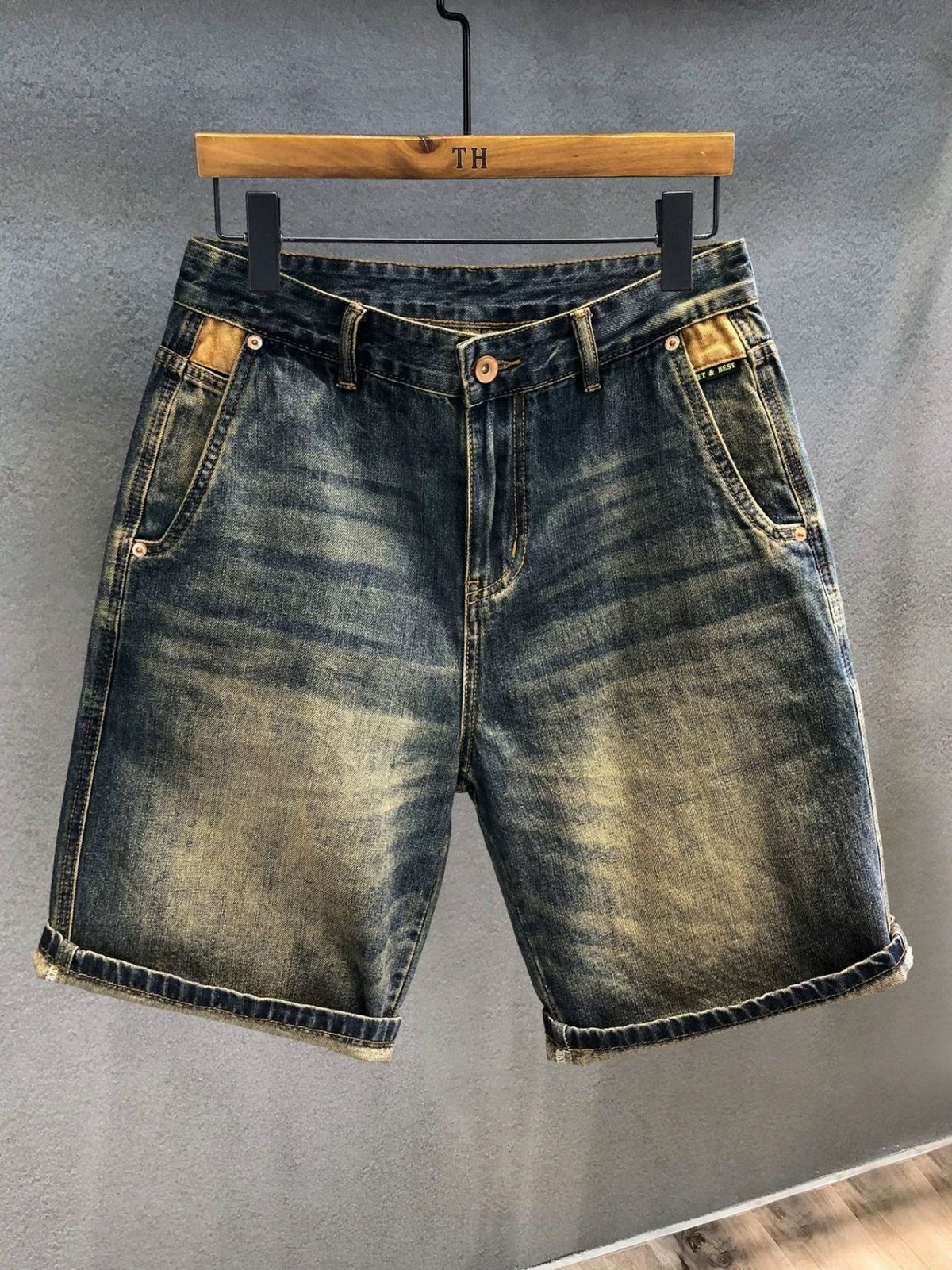 Men's Distressed Denim Shorts Loose Straight Leg Design Slanted Pockets Yellow Mud Dye Washed Finish Summer Wear_mkmklike.com